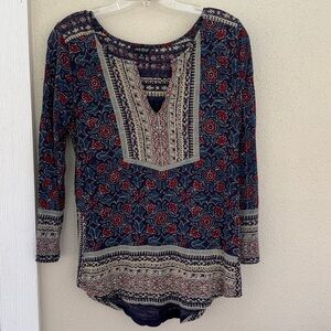 🌻  Lucky Brand Navy Floral V-Neck Tunic with Red Accents